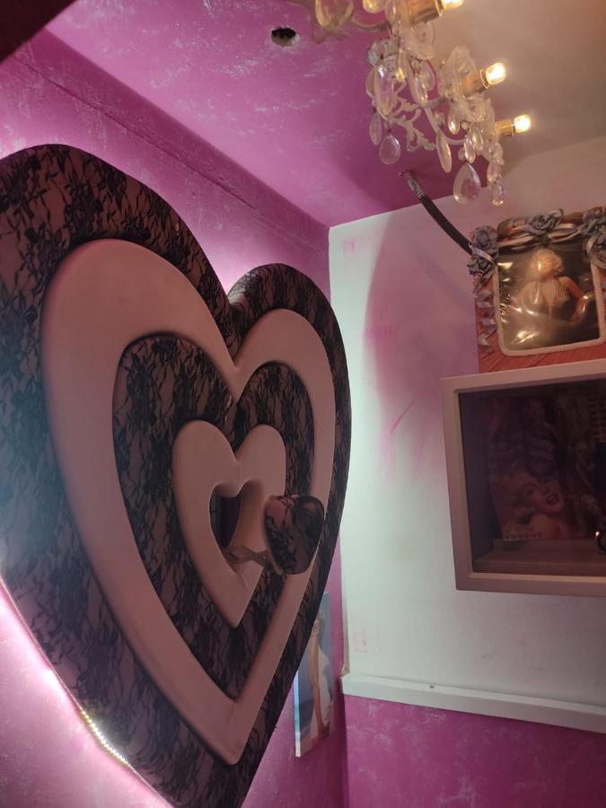 A For A Few Or A Few Days Love hôtel